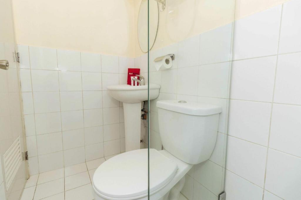 Reddoorz @ Amorsolo Makati Makati City Exterior photo
