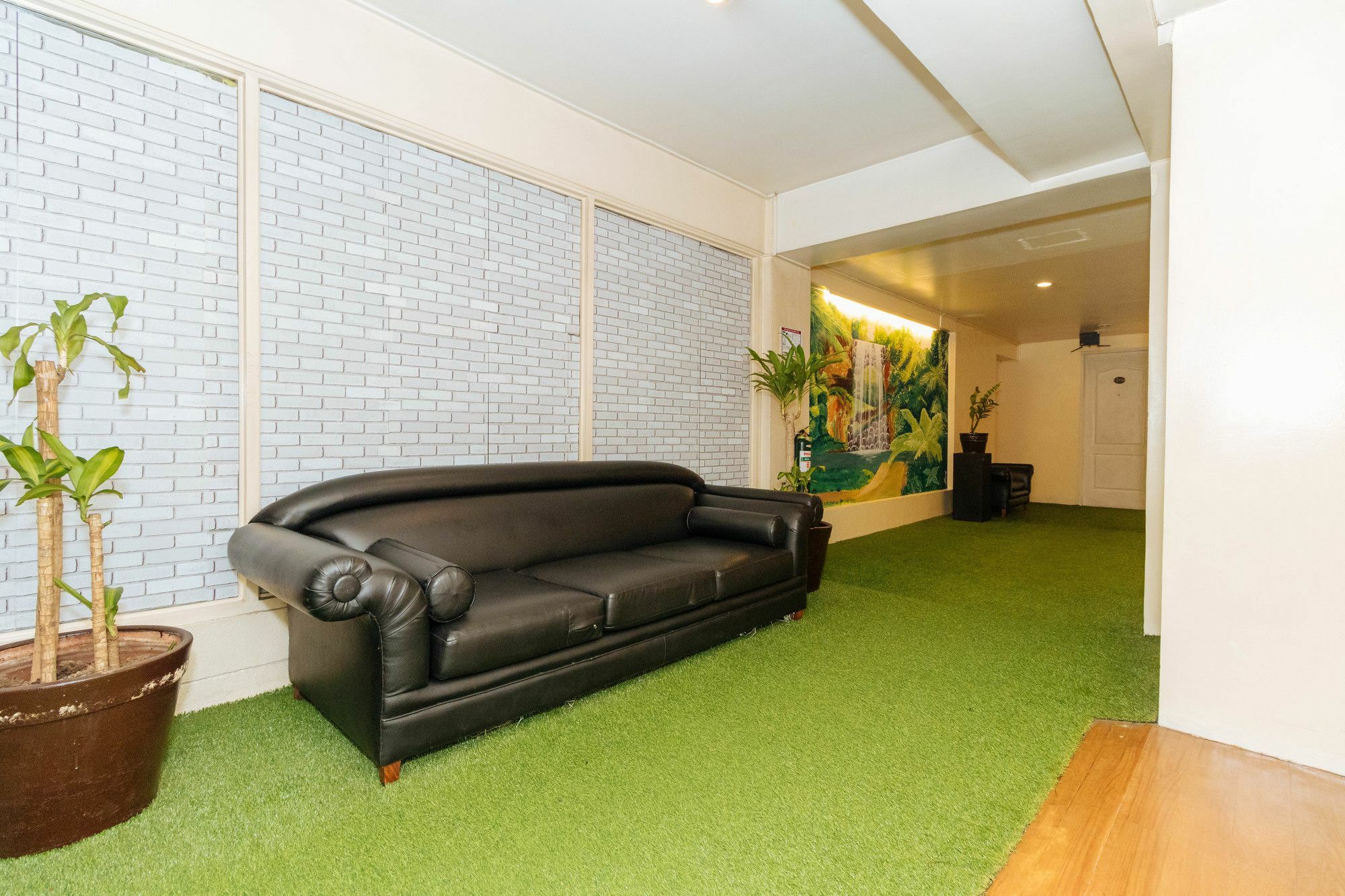 Reddoorz @ Amorsolo Makati Makati City Exterior photo