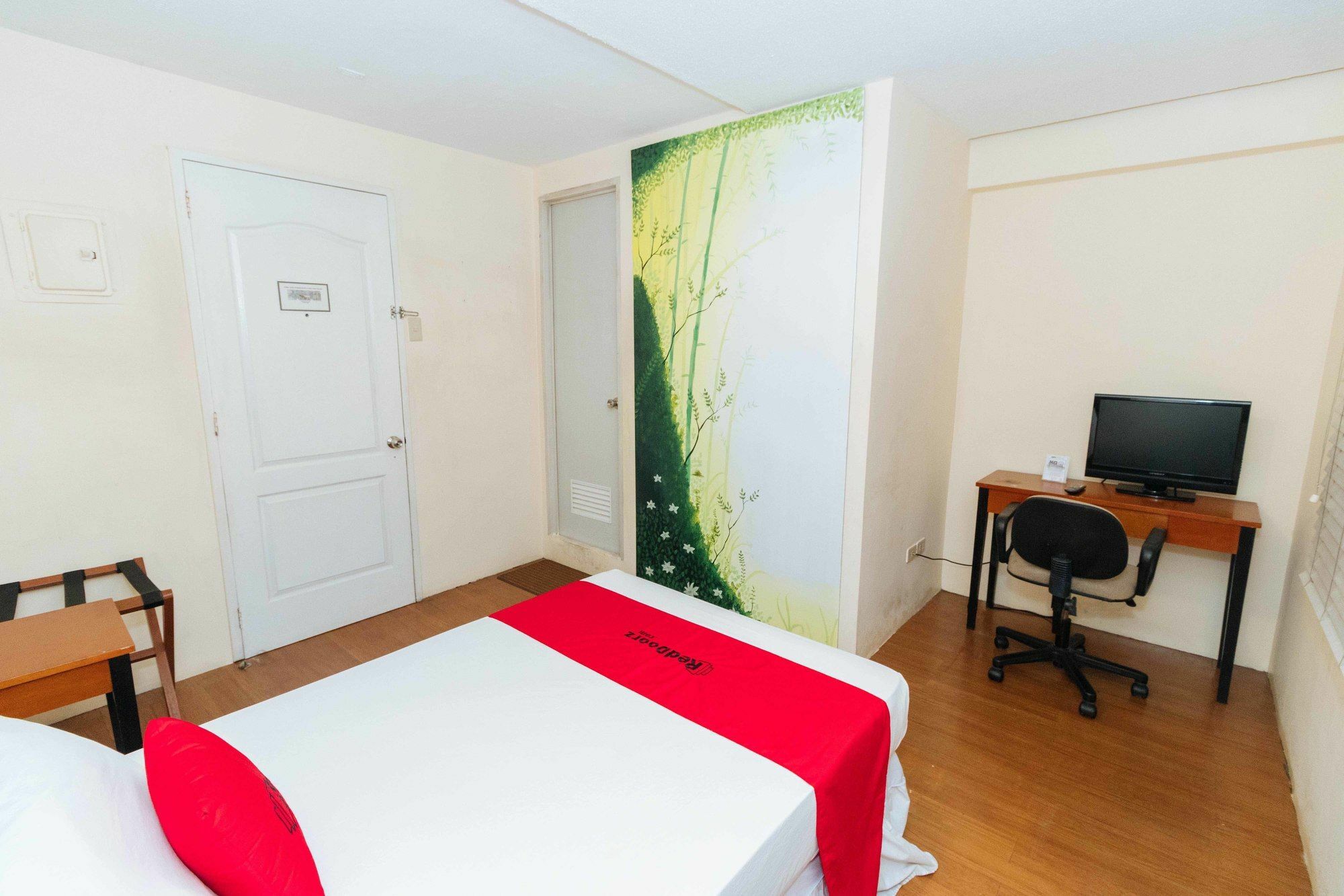 Reddoorz @ Amorsolo Makati Makati City Exterior photo