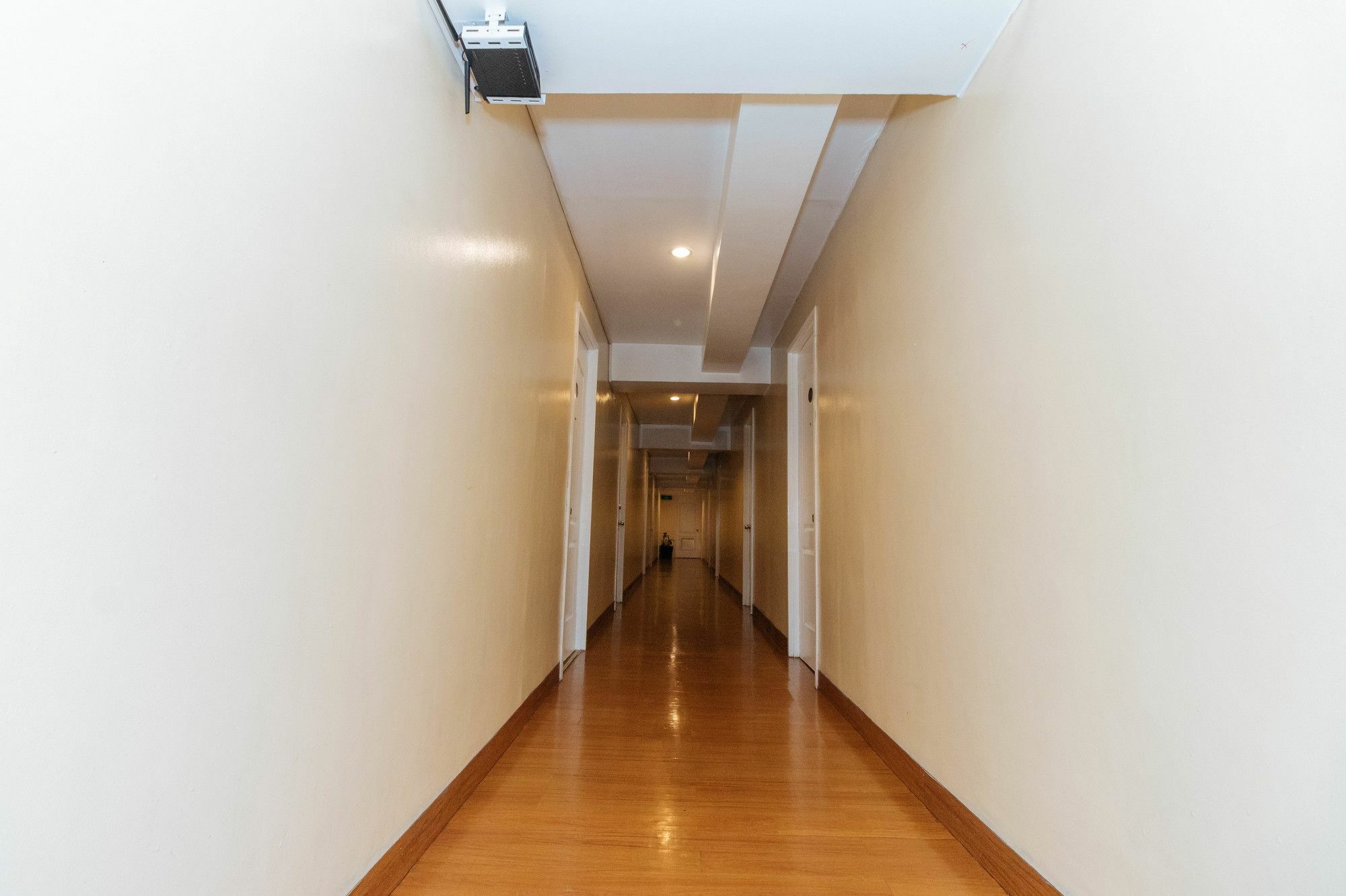 Reddoorz @ Amorsolo Makati Makati City Exterior photo