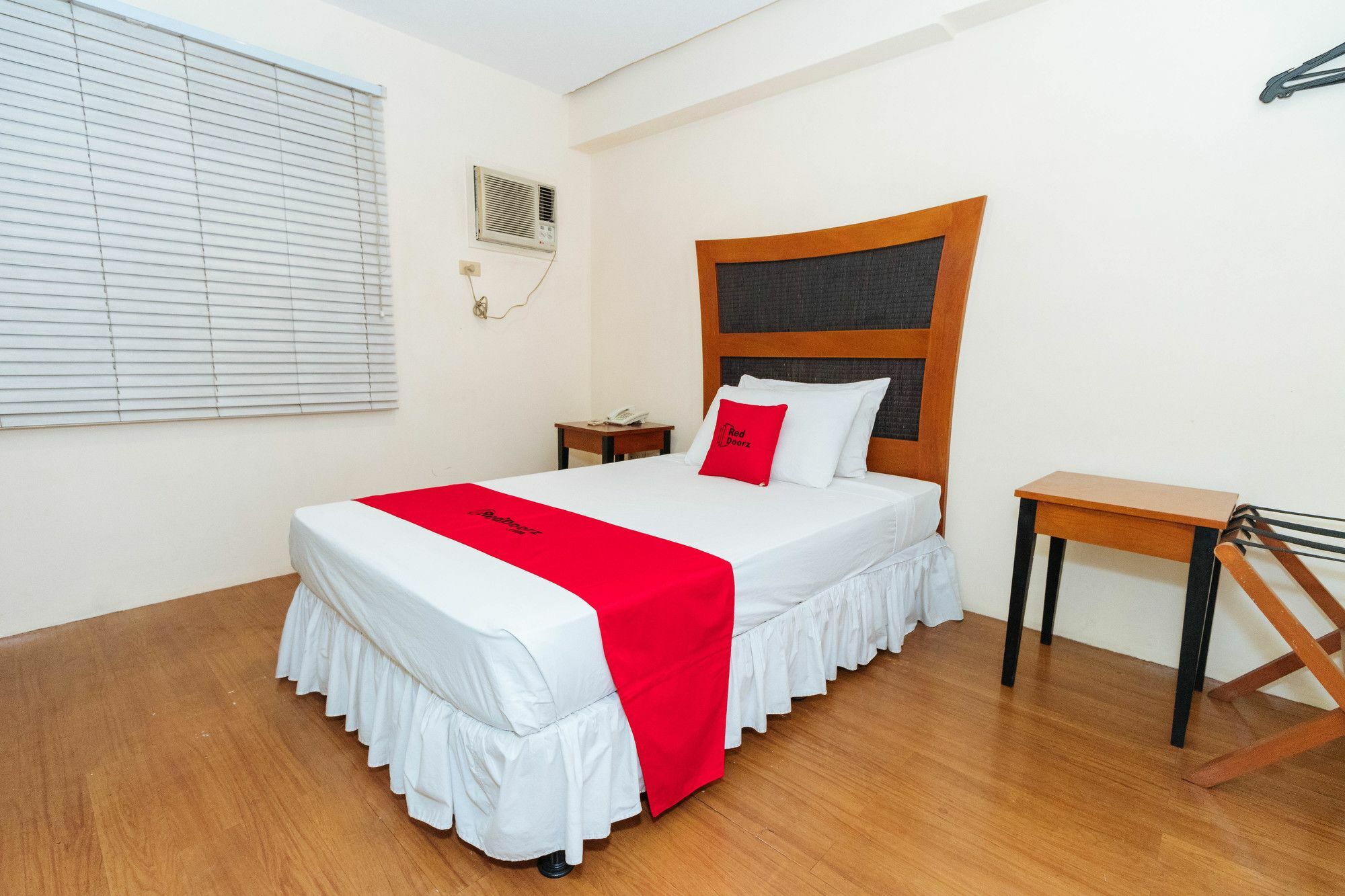 Reddoorz @ Amorsolo Makati Makati City Exterior photo