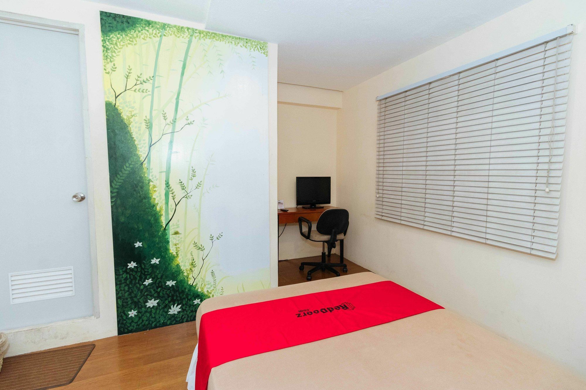 Reddoorz @ Amorsolo Makati Makati City Exterior photo