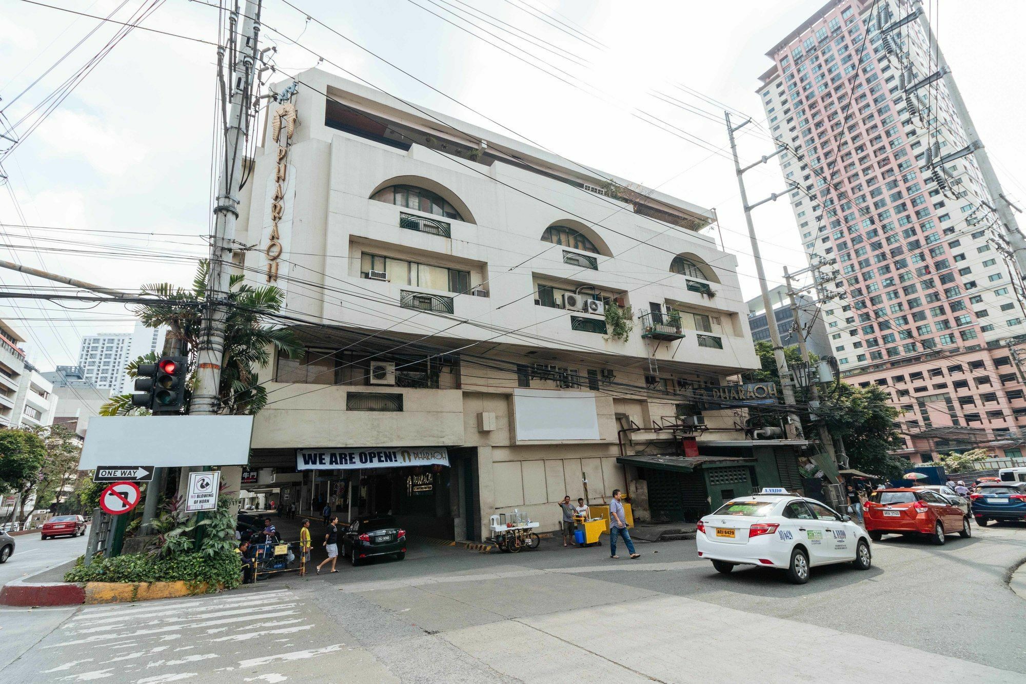 Reddoorz @ Amorsolo Makati Makati City Exterior photo